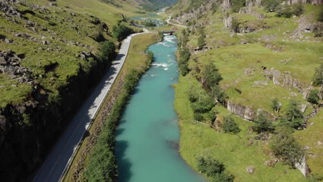 Eine-Straße,-Die-Aus-Der-Luft-In-Norwegen-Gefilmt-Wurde