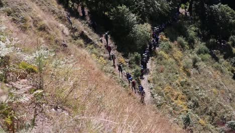 Los-Aprendices-De-Nim-En-Camino-Hacia-El-Sendero,-Pasando-Por-Caminos-Y-Colinas-Del-Himalaya.