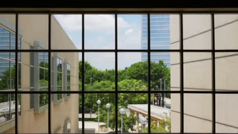 Mirando-Desde-Una-Ventana-Hacia-La-Ciudad