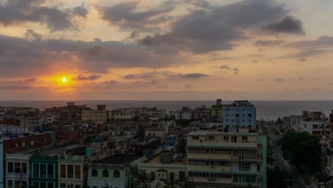 Luftzeitraffer-Der-Wohngegend-In-Der-Altstadt-Von-Havanna,-Der-Hauptstadt-Kubas,-Während-Eines-Farbenfrohen,-Bewölkten-Sonnenuntergangs