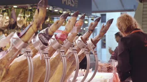 Trabajador-Del-Mercado-Preparando-Jamón-En-El-Mercado-De-Sant-Antoni