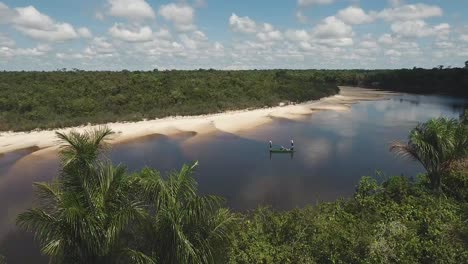 Volando-Sobre-La-Selva-Amazónica-Con-Pescadores-Dentro-De-Un-Pequeño-Bote