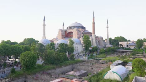 Bebiendo-Té-Turco-En-La-Plaza-Sultanahmet