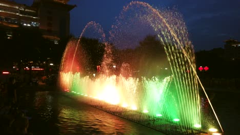 Xian,-China---Julio-De-2019:-Increíble-Espectáculo-De-Luz-Y-Sonido-En-Las-Fuentes-De-La-Plaza-Central-De-La-Ciudad-Al-Atardecer