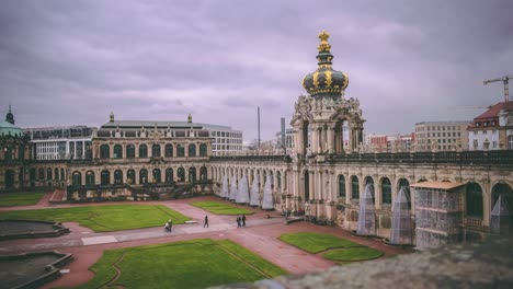 Panorama-Zeitraffer-Des-Innenhofs-Des-Zwinger-In-Dresden-Mit-Schnell-Vorbeiziehenden-Touristen-Und-Dramatischem-Grauen-Himmel