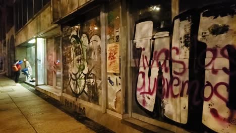 Wände-Mit-Graffiti-Und-Passanten