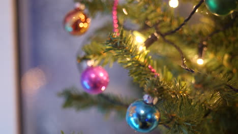 Weihnachtsbaum-Mit-Farbigen-Kugeln-Und-Bokeh