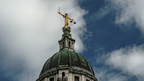 Lapso-De-Tiempo-De-La-Dama-De-La-Justicia-Sosteniendo-La-Balanza-De-La-Justicia-En-La-Cima-Del-Old-Bailey,-El-Tribunal-Penal-Central-De-Inglaterra-Y-Gales