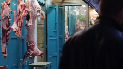 Un-Hombre-Camina-Por-Un-Mercado-De-Carne-En-Belén.