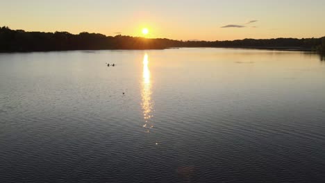 Zwei-Kajakfahrer-Flüchten-Vor-Dem-Sonnenuntergang-Auf-Einem-Großen-See-Im-Norden-Von-Minnesota