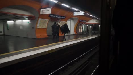 Dentro-Del-Vagón-Del-Metro-En-La-Vía-Del-Metro-Debajo-De-París