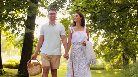 Glückliches-Paar-Beim-Picknick-Im-Sommerpark.Freizeit--Und-Personenkonzept-Glückliches-Paar-Mit-Essen-Beim-Picknick-Im-Sommerpark