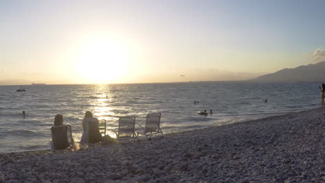 Breitbildaufnahmen-Am-Strand-Von-Almyros,-Kalamata,-Griechenland-Während-Des-Sonnenuntergangs