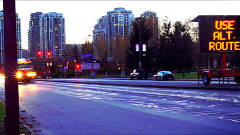 Zeitraffer-Mit-Niedriger-Verschlusszeit-Für-Stadtautos-Bei-Sonnenuntergang,-Die-Auf-Der-Straße-Vorbeifahren