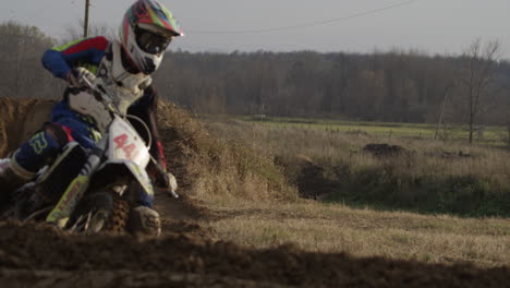 Carrera-De-Motocross-En-Una-Pista-De-Tierra