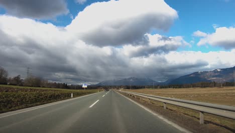 Punto-De-Vista-Del-Tablero-De-Instrumentos-Conduciendo-Por-La-Carretera-De-Eslovenia-De-Kranj-A-Naklo-En-Un-Día-De-Invierno