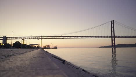 Hafen-Von-Lissabon-Im-Morgengrauen-Sonnenaufgang-Mit-Bootssilhouette