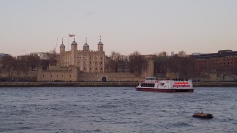 Blick-Auf-Das-Ausflugsboot-Von-Citycruises-Vor-Dem-Berühmten-Wahrzeichen-Tower-Of-London