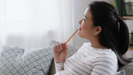 Mujer-Embarazada-Escribiendo-En-Un-Diario-En-Casa.-Concepto-De-Embarazo,-Personas-Y-Ocio.-Mujer-Asiática-Embarazada-Feliz-Y-Sonriente-Sentada-En-Un-Sofá-Y-Escribiendo-En-Un-Diario-O-Cuaderno-En-Casa.