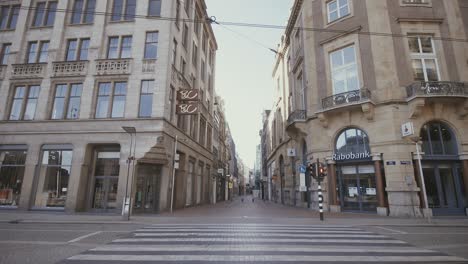 Verlassene-Einkaufsstraße-Kalverstraat-In-Amsterdam-Aufgrund-Des-Coronavirus-Ausbruchs