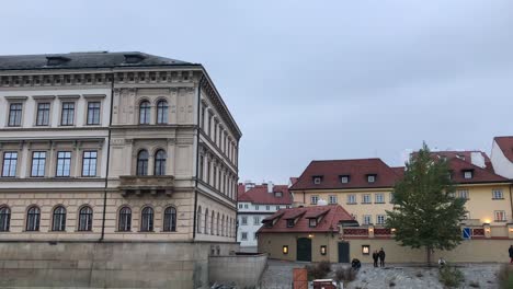 Menschen,-Die-An-Einem-Kalten-Tag-Im-November-Am-Ufer-Der-Moldau-In-Prag-Spazieren-Gehen