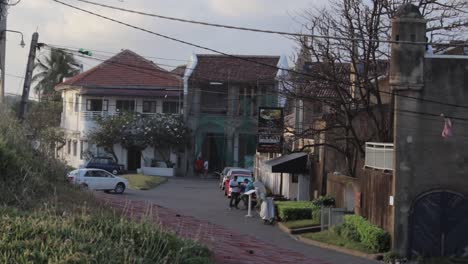 Vista-Panorámica-Del-Paisaje-Del-Fuerte-De-Galle-Desde-Un-Poco-Más-Arriba,-Un-Gran-Lío-Desorganizado-De-Cables-Telefónicos-Por-Todos-Lados