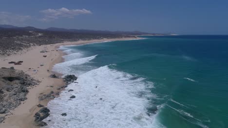 Vista-Aérea-Cinematográfica-De-Los-Rápidos-De-Las-Olas-De-La-Costa-Mexicana