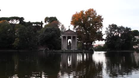 Lago-En-Roma-Con-Estatua-Y-Pájaros-Volando-En-Cámara-Lenta-4k