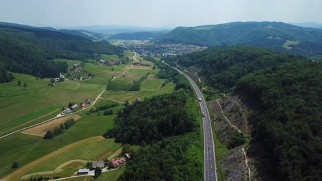 Vista-Aérea-De-Una-Carretera-Hacia-Ivancna-Gorica,-Una-Pequeña-Ciudad-De-Eslovenia