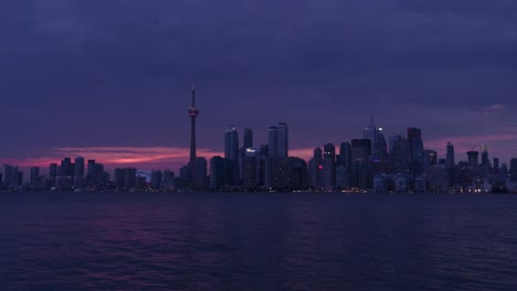 Zeitraffer-Der-Stadt-Toronto-An-Einem-Bewölkten-Tag-Bei-Sonnenuntergang