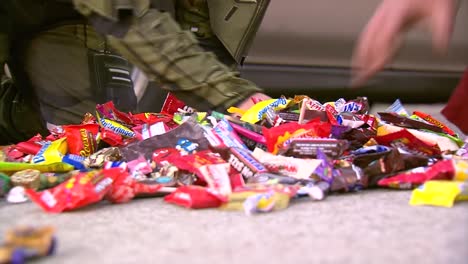 KIDS-SORTING-THROUGH-THEIR-HALLOWEEN-CANDY