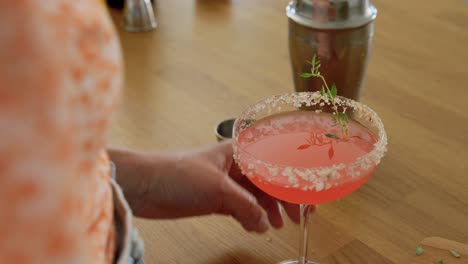 Mujer-Con-Coctelera-Vertiendo-Bebida-De-Cóctel-En-Un-Vaso.-Concepto-De-Bebidas-Y-Personas-Mujer-Joven-Con-Coctelera-Vertiendo-Bebida-De-Cóctel-En-Un-Vaso-En-La-Cocina-De-Casa