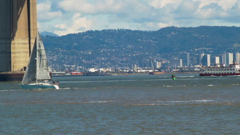 Barcos-Navegando-En-La-Bahía