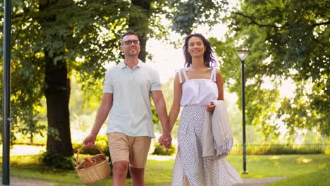 Glückliches-Paar-Beim-Picknick-Im-Sommerpark.Freizeit--Und-Personenkonzept-Glückliches-Paar-Mit-Essen-Beim-Picknick-Im-Sommerpark