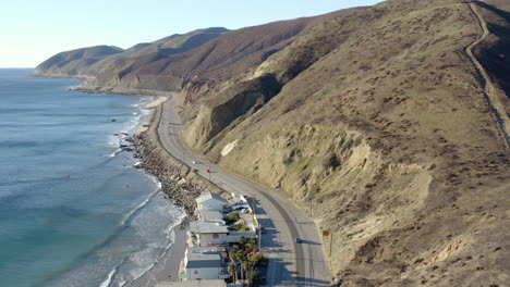 4K-Drohnenluftaufnahme-Des-Pacific-Coast-Highway-In-Malibu,-Wunderschöne-Aussicht-Auf-Die-Küste