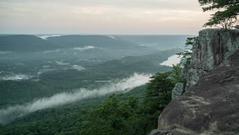 Sonnenaufgang-Und-Wolkenbewegung-Am-Sunset-Rock-In-Der-Nähe-Von-Chattanooga,-Tennessee