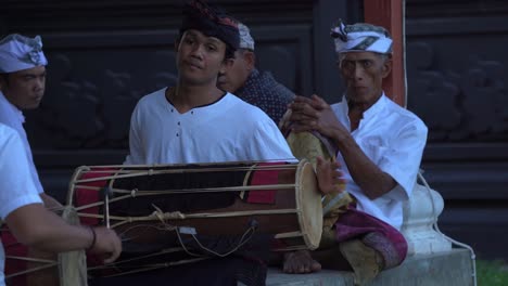 Ein-Balinesischer-Mann-Spielt-Die-Trommel-Mit-Seinen-Händen-Während-Einer-Vollmondzeremonie-In-Bali,-Indonesien