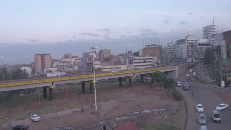 Vídeo-Aéreo-De-Coches-En-Una-Rotonda-Muy-Transitada.