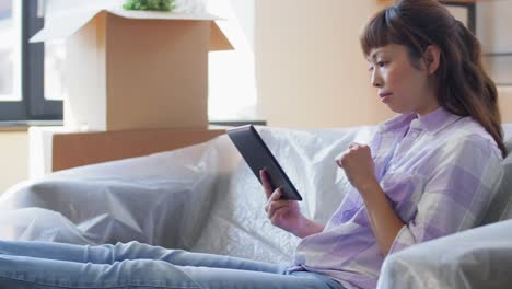 Mujeres-Con-Una-Tableta-PC-Mudándose-A-Una-Nueva-Casa.-Mudanza,-Personas-Y-Concepto-Inmobiliario.-Mujeres-Felices-Y-Sonrientes-Con-Una-Tableta-PC-Y-Cajas-Hablando-Y-Planificando-En-Una-Nueva-Casa.