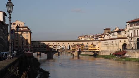 Ponte-Vecchio-In-Florenz-Mit-Ruderer-Rudert-Darunter,-4k-Zeitlupe