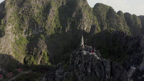 Filmischer-Point-Of-Interest-Mit-Drohne-Vom-Aussichtspunkt-Hang-Mua-In-Ninh-Binh-In-Vietnam