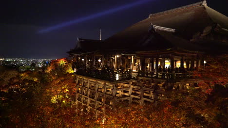 Tourist-at-Kiyomizu-dera-Temple-in-Kyoto,-Japan