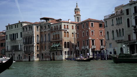 Boote,-Die-Durch-Die-Belebten-Kanäle-Von-Venedig-Navigieren