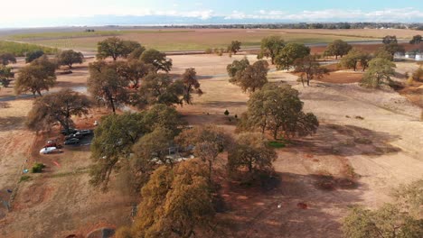 Vuelo-Aéreo-Con-Drones-Sobre-Una-Casa-Rural