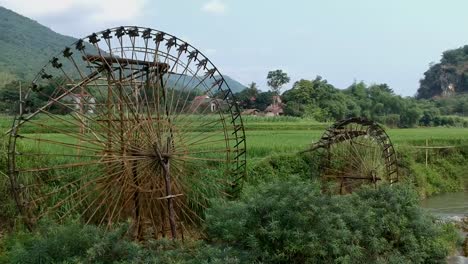 Vista-Aérea-De-Las-Tradicionales-Ruedas-De-Agua-De-Bambú-En-Pu-Luong,-Vietnam