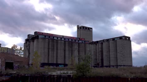 Altes-Gruseliges-Verlassenes-Gebäude-In-Der-Abenddämmerung-4k