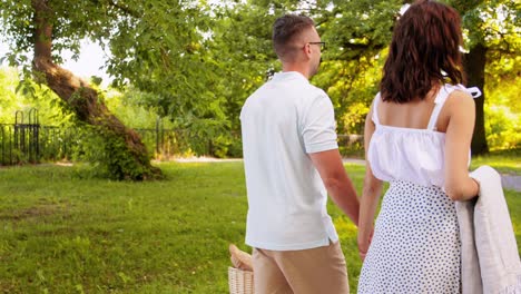 Glückliches-Paar-Beim-Picknick-Im-Sommerpark.Freizeit--Und-Personenkonzept-Glückliches-Paar-Mit-Essen-Beim-Picknick-Im-Sommerpark