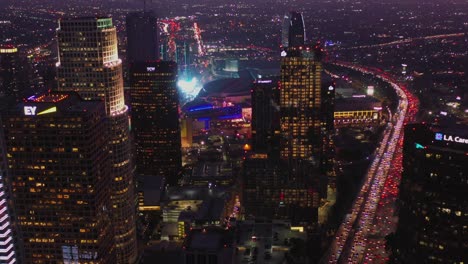 Atemberaubender-Drohnenflug-Zwischen-Den-Nachts-Beleuchteten-Wolkenkratzern-Von-Los-Angeles