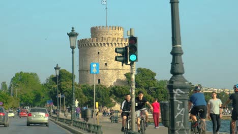 POV-Thessaloniki-Berühmtes-Wahrzeichen-Weißer-Turm-Autowindschutzscheibe-Zeitlupe-Menschen-Und-Fahrräder-In-Der-Stadt