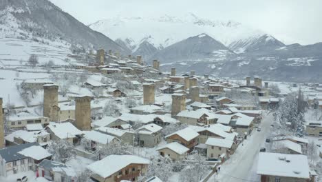 Hermosa-Vista-Aérea-Del-Paisaje-Urbano-Nevado-A-Gran-Altitud-De-La-Ciudad-De-Mestia,-Georgia